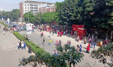 গাজীপুরে পোশাক শ্রমিকদের সড়ক অবরোধ, ন্যূনতম মজুরি প্রত্যাখ্যান