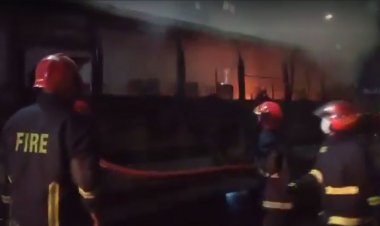 তাঁতী বাজারে বাসে আগুন