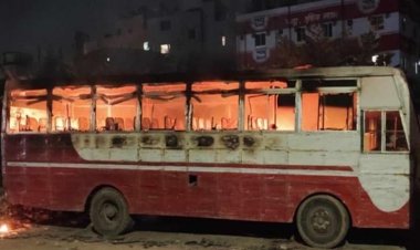 বনানীতে মিনি বাসে আগুন
