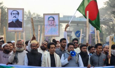 বৈঠা হাতে মহাসড়কে আ.লীগ নেতাকর্মীরা