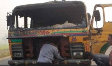 সিরাজগঞ্জে মহাসড়কে ট্রাকে আগুন