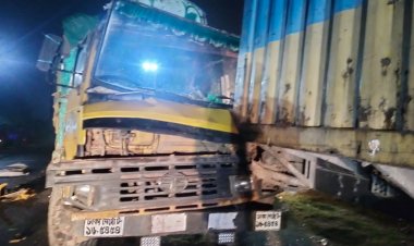 দাঁড়িয়ে থাকা কাভার্ডভ্যানে পিকআপের ধাক্কা, চালকসহ নিহত ২