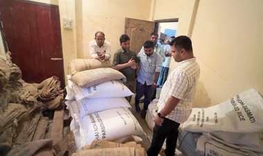  খাদ্যগুদাম কর্মকর্তার বাসায় মিললো ১৩ বস্তা সরকারি চাল