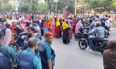 মজুরি বৃদ্ধির দাবিতে মিরপুরে পোশাক শ্রমিকদের সড়ক অবরোধ