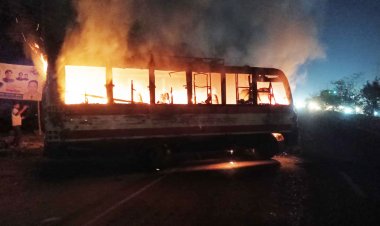 নারায়ণগঞ্জে বাসে আগুন দিয়েছে দুর্বৃত্তরা