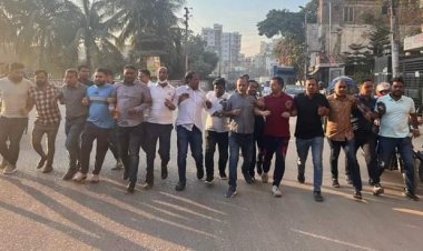 অবরোধের সমর্থনে কমলাপুর রেলস্টেশনের সামনের সড়ক অবরোধ করে স্বেচ্ছাসেবক দলের মিছিল