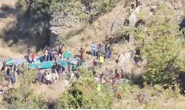 জম্মুতে বাস খাদে পড়ে নিহত ৩৮