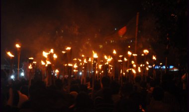 ফুলবাড়িয়ায় ছাত্রদল মশাল মিছিল করেছে অবরোধের সমর্থনে 