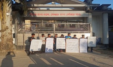 ফেল করায় বিদ্যালয়ের ফটকে তালা দিল শিক্ষার্থীরা