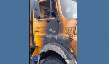 জয়পুরহাটে পাথরবোঝাই ট্রাকে আগুন