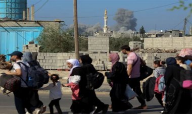 গাজাজুড়ে অব্যাহত বোমা হামলা, ভেঙে পড়েছে টেলিযোগাযোগ ব্যবস্থা