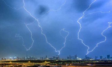 আমিরাতে অব্যাহত বজ্রসহ ভারী বৃষ্টি