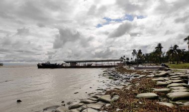 ঘূর্ণিঝড় মিধিলি হাতিয়ার সঙ্গে সব ধরনের নৌ যোগাযোগ বন্ধ