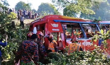 মুন্সিগঞ্জে নিয়ন্ত্রণ হারিয়ে বাস খাদে, পথচারী নিহত
