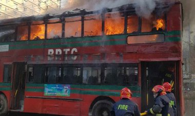 দিনে দুপুরে মিরপুরে বিআরটিসি বাসে আগুন