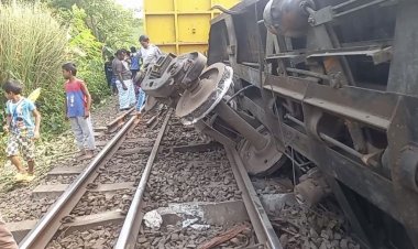 নাটোরে ট্রেনের বগি লাইনচ্যুত, উত্তরবঙ্গের সঙ্গে রেল যোগাযোগ বন্ধ
