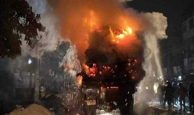 রাজশাহীর কাজলায় পণ্যবাহী ট্রাকে আগুন