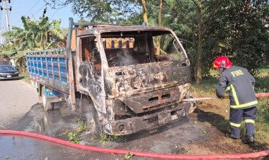 গাজীপুরে দিনে-দুপুরে ট্রাকে আগুন