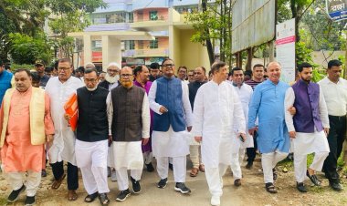 ওবায়দুল কাদেরের মনোনয়নপত্র জমা দিলেন কাদের মির্জা 