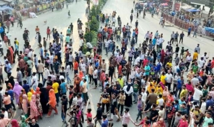 মিরপুরে সড়কে অবস্থান নিয়েছে পোশাক শ্রমিকরা, যান চলাচল বন্ধ