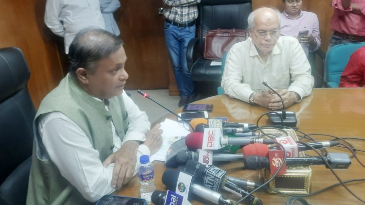 সাংবাদিকদের ওপর হামলা প্রসঙ্গে তথ্যমন্ত্রী কেউ একটু দৌড় দিলে যারা বিবৃতি দেয় তারাও এখন চুপ