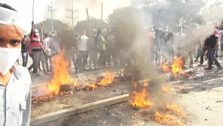 ঢাকা-সিলেট মহাসড়কে টায়ারে অগ্নিসংযোগ-ককটেল বিস্ফোরণ, আটক ৮