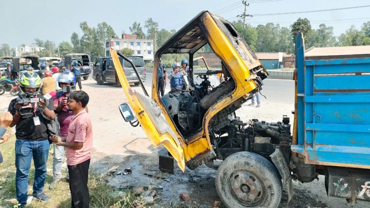 বগুড়ায় অবরোধে যানবাহন ভাঙচুর-আগুন