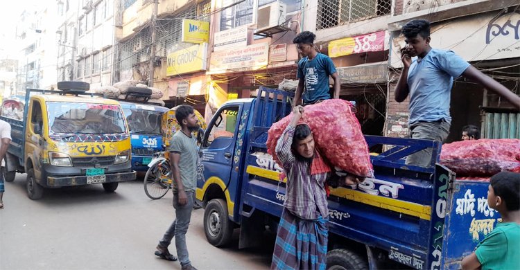 চাক্তাই-খাতুনগঞ্জে লাগামহীন পেঁয়াজের বাজার