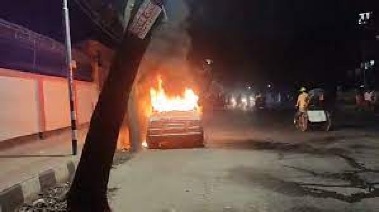 পলাশী মোড়ে প্রাইভেটকারে মিরপুর বাংলামোটরে বাসে আগুন