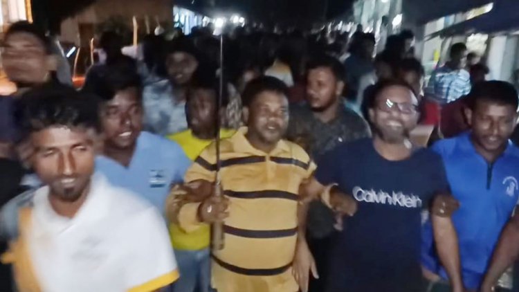 রাঙ্গাবালীতে প্রকাশ্যে যুবলীগ নেতার রামদা নিয়ে মহড়া