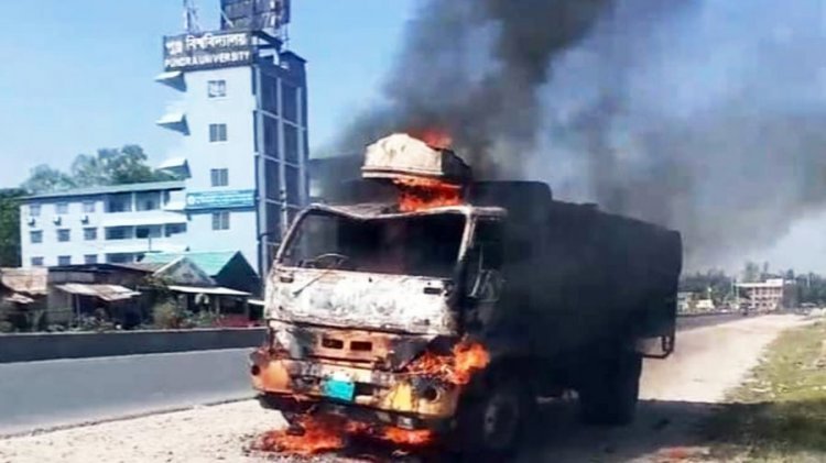 বগুড়ায় মহাসড়কে লরিতে আগুন