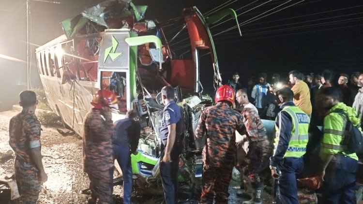 ময়মনসিংহে পিকআপকে ধাক্কা দিয়ে ডিভাইডারে বাস, নিহত ৪