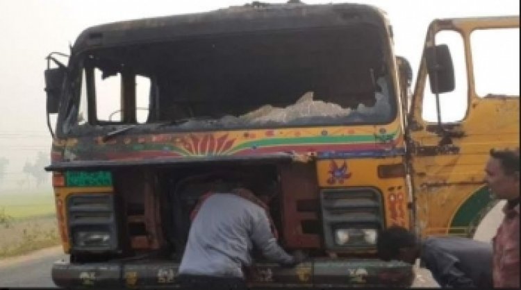 সিরাজগঞ্জে মহাসড়কে ট্রাকে আগুন