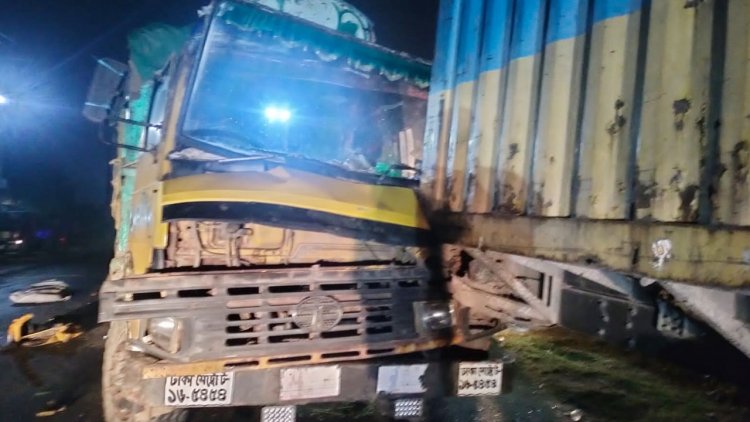 দাঁড়িয়ে থাকা কাভার্ডভ্যানে পিকআপের ধাক্কা, চালকসহ নিহত ২