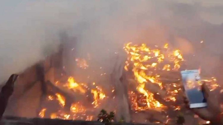 খুলনায় জুট মিলের গোডাউনে আগুন