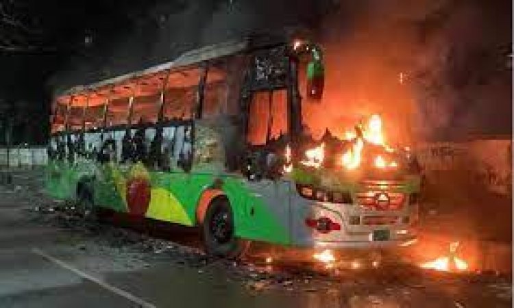 তেজগাঁওয়ে যাত্রীবাহী বাসে আগুন
