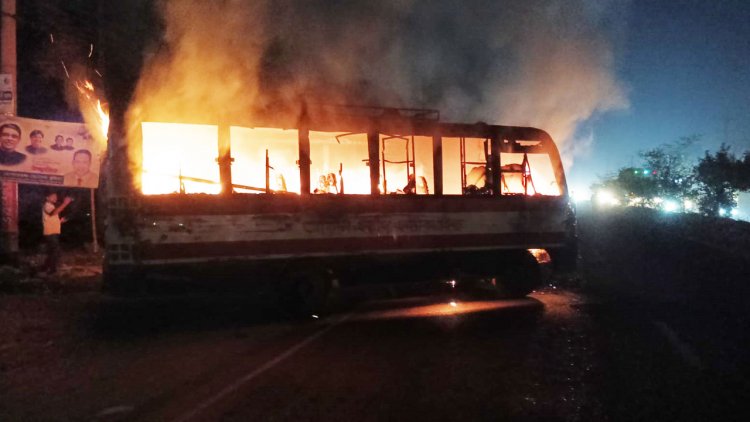 নারায়ণগঞ্জে বাসে আগুন দিয়েছে দুর্বৃত্তরা
