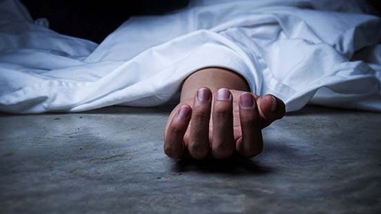 সড়কের পাশে পড়েছিল নারীর মরদেহ