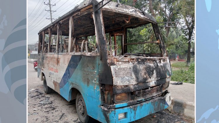 কালিয়াকৈরে দাঁড়িয়ে থাকা যাত্রীবাহী বাসে আগুন