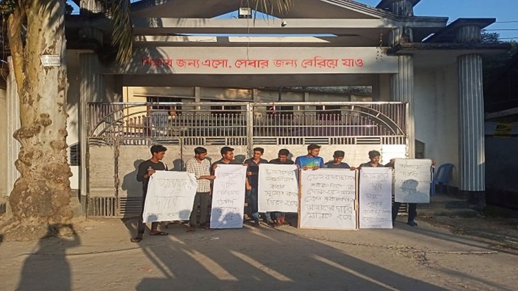 ফেল করায় বিদ্যালয়ের ফটকে তালা দিল শিক্ষার্থীরা