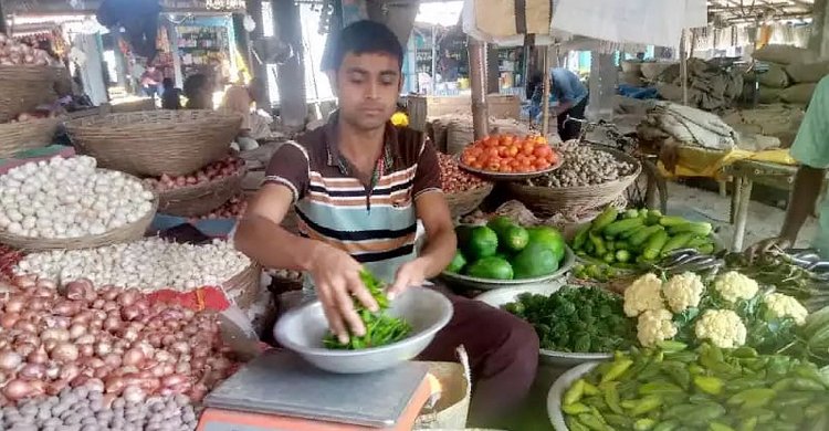 শাকসবজির দাম কমলেও স্বস্তি নেই আলু-পেঁয়াজে