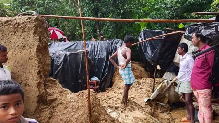টেকনাফে মাটির দেয়াল ধসে একই পরিবারের ৪ জনের মৃত্যু