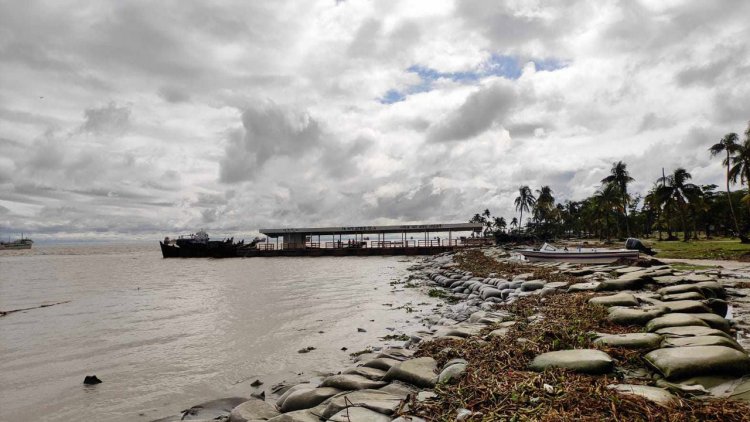 ঘূর্ণিঝড় মিধিলি হাতিয়ার সঙ্গে সব ধরনের নৌ যোগাযোগ বন্ধ