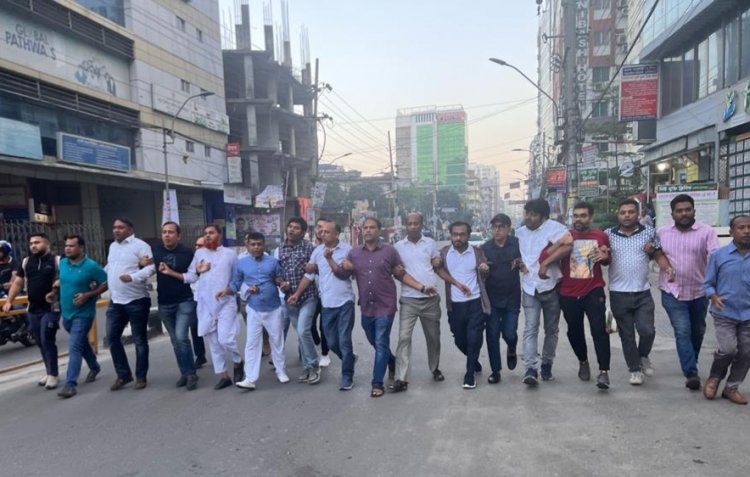 হরতালার সমর্থনে রাজধানীর গ্রীনরোডে স্বেচ্ছাসেবক দলের মিছিল