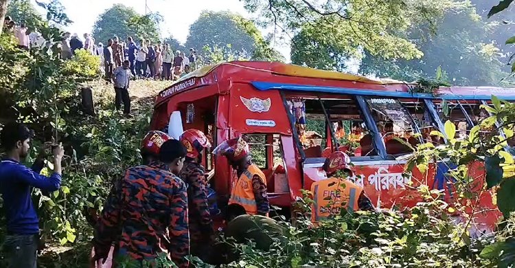 মুন্সিগঞ্জে নিয়ন্ত্রণ হারিয়ে বাস খাদে, পথচারী নিহত