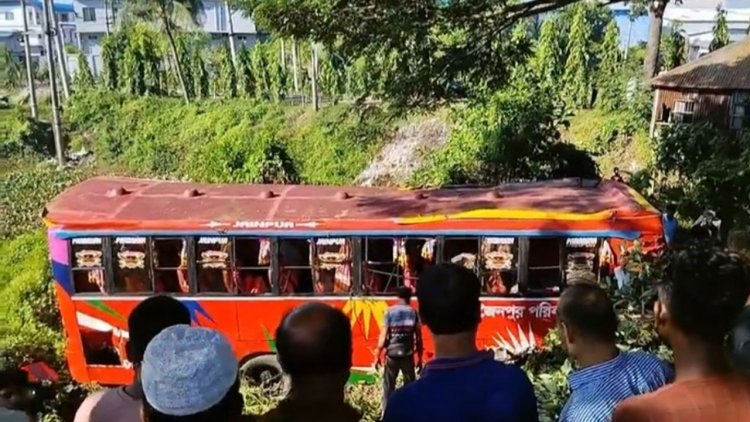 মুন্সিগঞ্জে বাস খাদে পড়ে একজন নিহত, আহত ২০