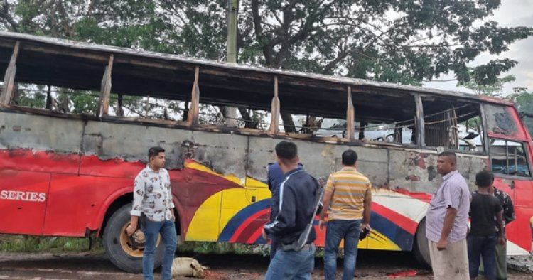 সাতকানিয়ায় তিনটি বাসে আগুন দিয়েছে দুর্বৃত্তরা