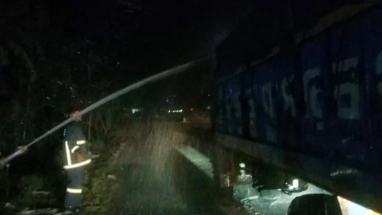 বগুড়ায় রাতে ২ ট্রাকে আগুন