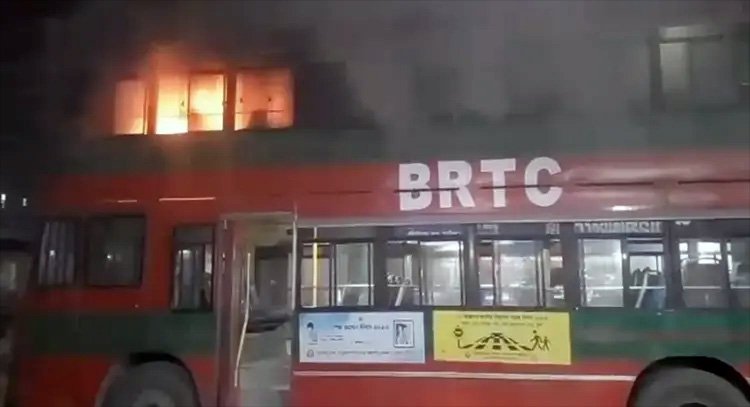 উত্তরায় বিআরটিসি বাসে আগুন