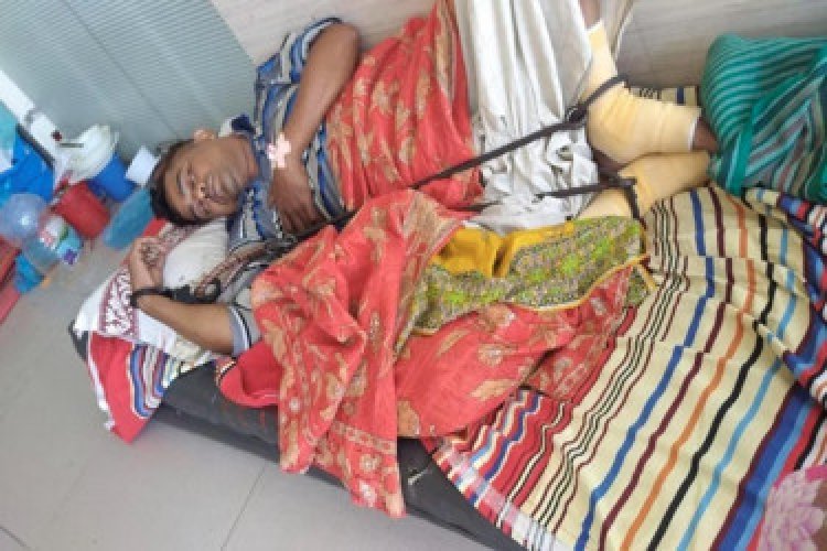ডান্ডাবেড়ি পরিয়ে হাসপাতালের মেঝেতে চিকিৎসা দেয়া হচ্ছে যুবদল নেতাকে
